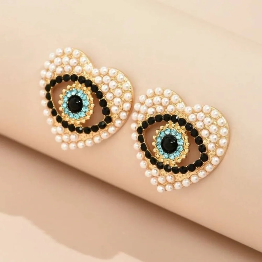 ✨NEW✨ Heart-Shaped Pearl and Black Eye Earrings